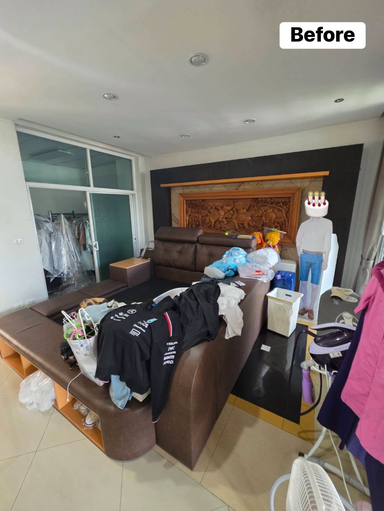ห้องนอนก่อนปรับจัดพื้นที่ มีสิ่งของและเสื้อผ้ารอบโซฟา