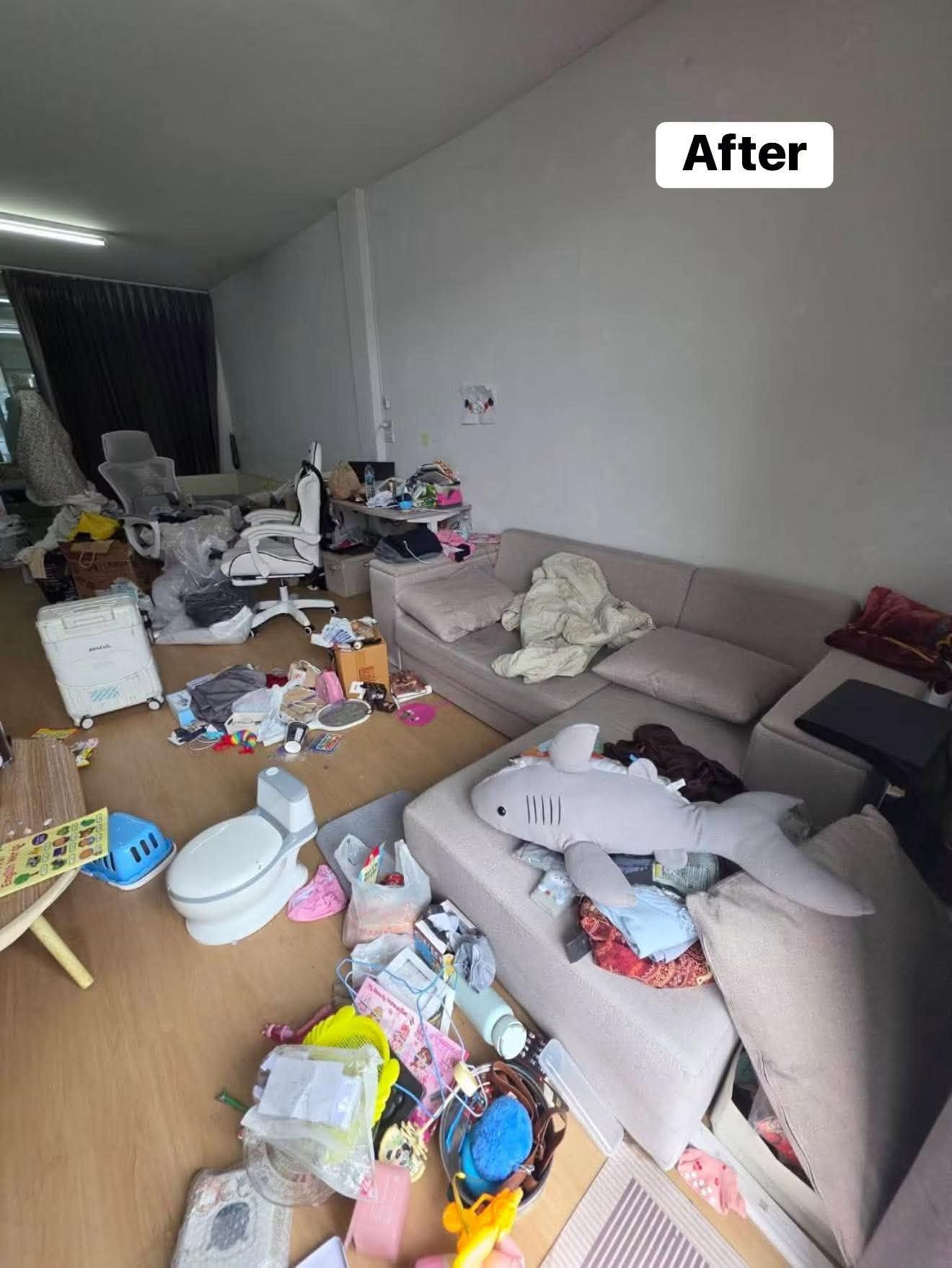 ห้องนั่งเล่นก่อนจัด มีสิ่งของวางกระจายรอบโซฟา